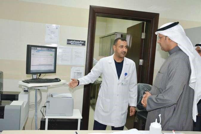العبيدي متفقدا احد مختبرات المركز
