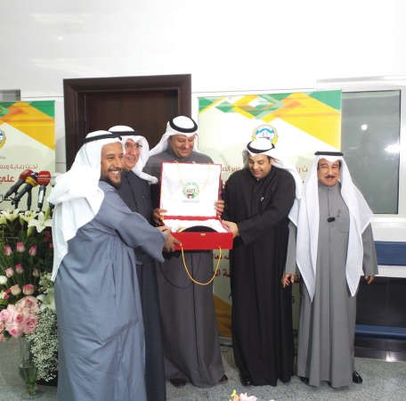 درع تكريمية من بيت الزكاة لوزير الصحة 