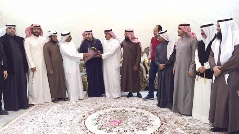 ياسر ابل مع عدد من اهالي مدينة صباح الاحمد السكنية﻿