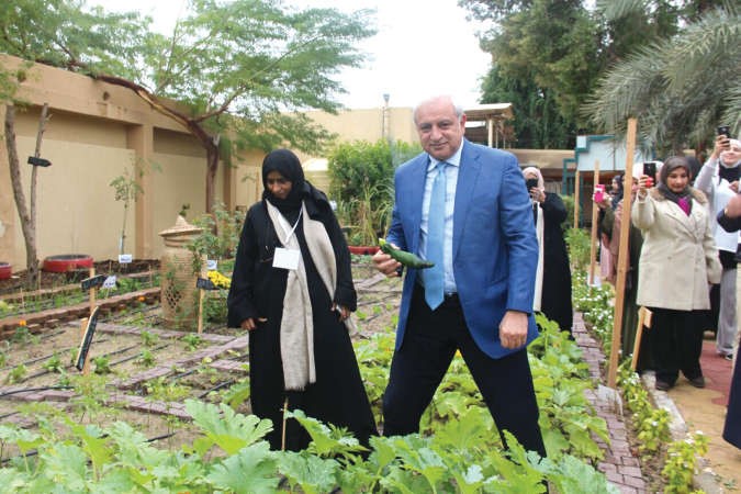 العيسى يحمل ثمرة من منتجات الحديقة ﻿