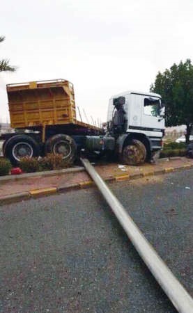 عمود انارة سقط اثر حادث الشاحنة