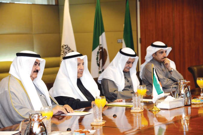 علي الغانم وبعض اعضاء غرفة التجارة والصناعة ﻿