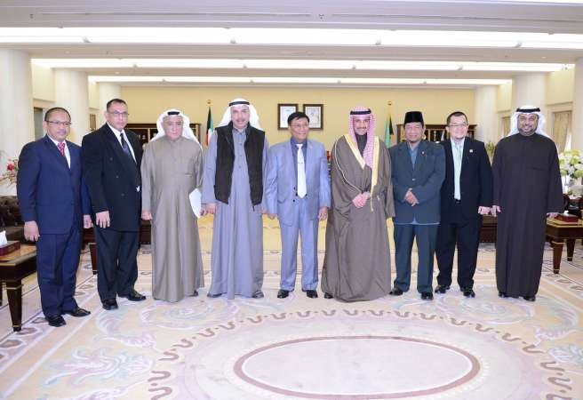 رئيس مجلس الامة مرزوق الغانم متوسطا نائب رئيس مجلس الشيوخ الاندونيسي وديوسف الزلزلة وفيصل الشايع ونبيل الفضل