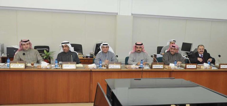 ياسر ابل واركان وزارته اثناء الاجتماع
