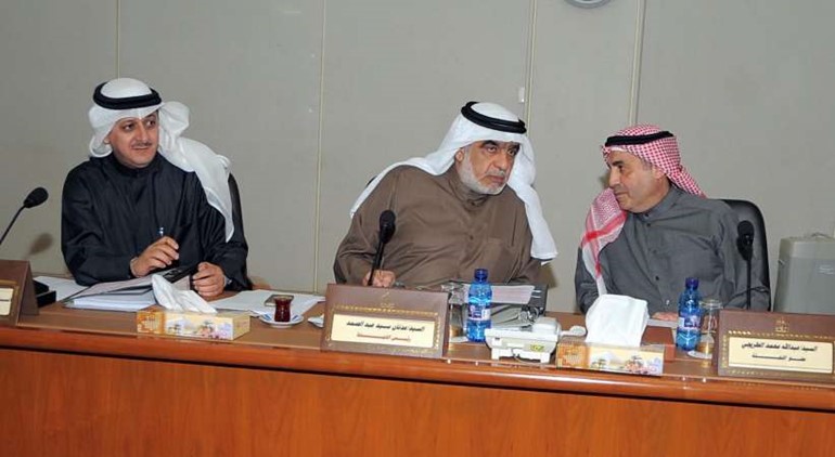 دعبدالله الطريجي وعدنان عبدالصمد وفارس العتيبي خلال الاجتماع