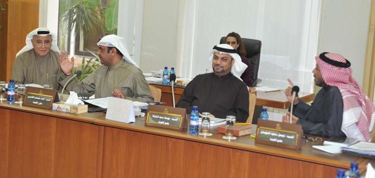 فيصل الدويسان وديوسف الزلزلة واحمد القضيبي ونبيل الفضل اثناء اجتماع اللجنة التشريعية