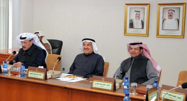 فيصل الكندري وكامل العوضي ومحمد طنا خلال اجتماع اللجنة