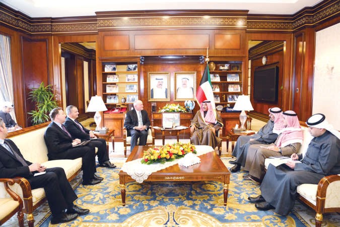الشيخ صباح الخالد مستقبلامبعوث رئيس الوزراء البريطاني بادي ميغينيس والوفد المرافق له﻿