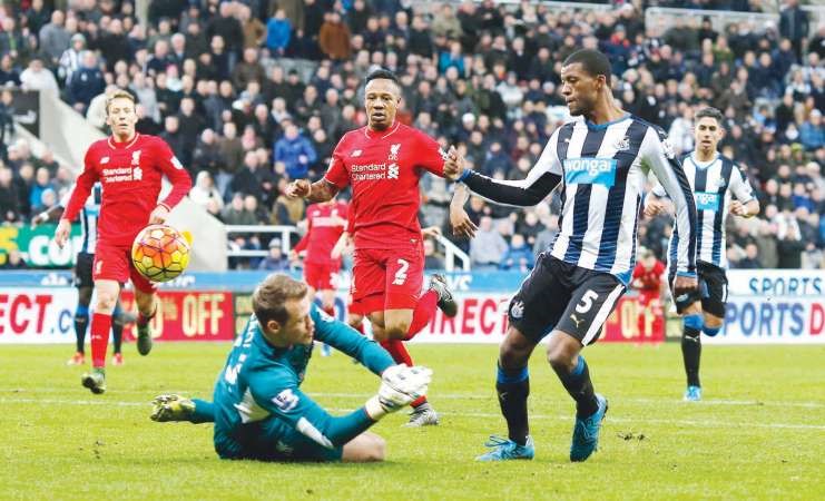 لاعب نيوكاسل جورجينيو فينالدوم يضع الكرة من فوق حارس ليفربول سيمون مينيوليه في الهدف الثاني رويترز