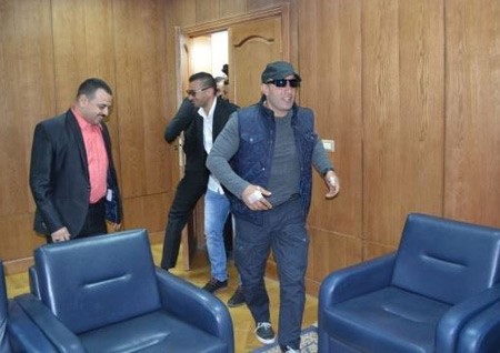 بالصور.. أحمد السقا يظهر بيد متورمة في تكريم جامعة الأهرام الكندية