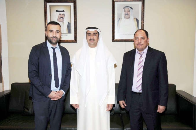 د يوسف العلي مع الزميلين سكرتير تحرير الشؤن الاقتصادية احمد بومرعي وعاطف رمضان محمد خلوصي