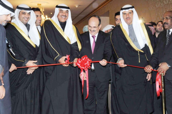 الشيخ صباح الخالد والشيخ سلمان الحمود والشيخ محمد العبدالله يشاركون في قطع شريط افتتاح المؤتمر محمد خلوصي