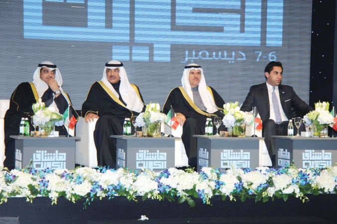 الشيخ صباح الخالد والشيخ سلمان الحمود والشيخ محمد العبدالله واحمد هنداوي خلال الجلسة الحوارية 