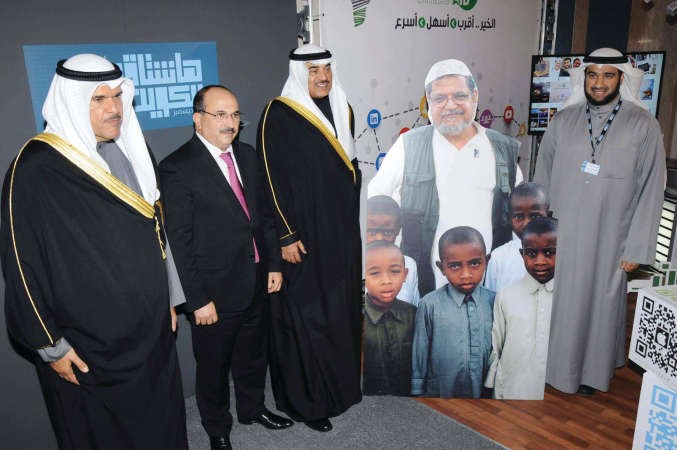 الخالد والحمود قرب صورة الراحل عبدالرحمن السميط