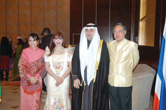 الوزير ياسر ابل مباركا للسفير التايلندي﻿
