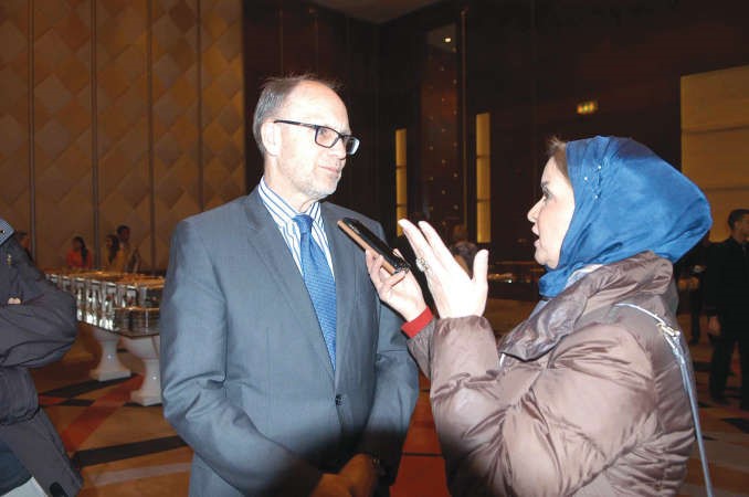 السفير الاميركي دوغلاس سيليمان متحدثا الى الزميلة هالة عمران