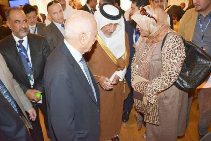 صاحب السمو الملكي الامير خالد الفيصل ودنبيل العربي يتحدثان للزميلة هناء السيد 