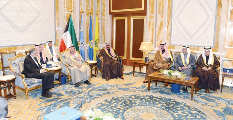 صاحب السمو الامير الشيخ صباح الاحمد خلال استقباله بيل غيتس بحضور سمو ولي العهد الشيخ نواف الاحمد والشيخ صباح الخالد والشيخ علي الجراح والسفير احمد فهد الفهد والمستشار محمد ابو الحسن