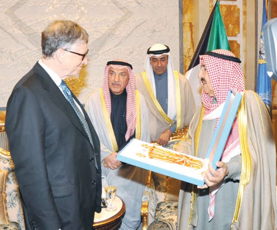 صاحب السمو الامير الشيخ صباح الاحمد يمنح بيل غيتس وسام الكويت ذو الوشاح من الدرجة الاولى