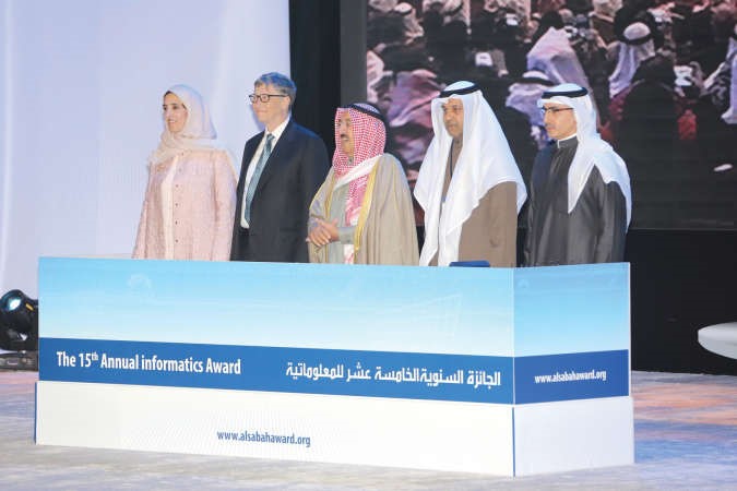 صاحب السمو الامير الشيخ صباح الاحمد متوسطا الشيخة عايدة سالم العلي ووليام غيتس وبسام الشمري ودعبدالله الشهاب