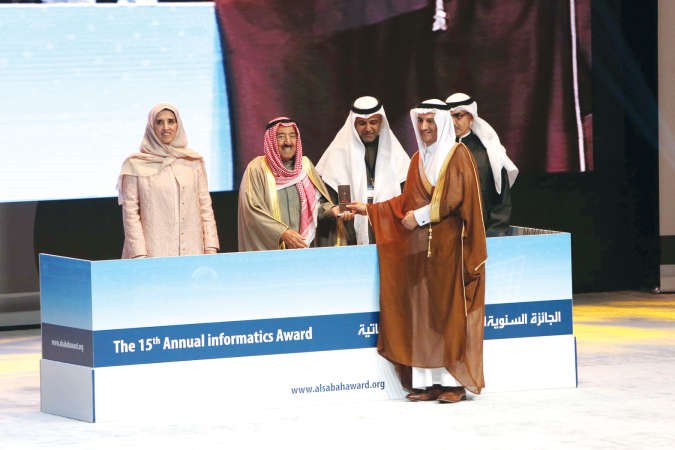 صاحب السمو الامير الشيخ صباح الاحمد مكرما احد الفائزين
