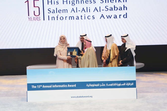 الشيخة عايدة سالم العلي تقدم درعا تكريمية لصاحب السمو الامير الشيخ صباح الاحمد