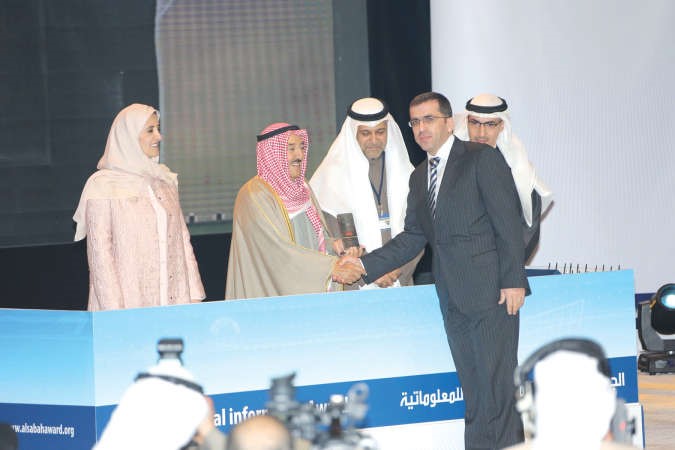 صاحب السمو الامير الشيخ صباح الاحمد مكرما احد الفائزين