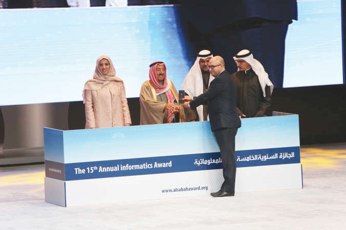 صاحب السمو الامير يكرم احد الفائزين