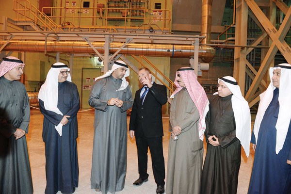 الشيخ محمد العبدالله وعادل الرومي ويوسف الهاجري ومحمد بوشهري وعصام الصقر وصلاح الفليج داخل محطة كهرباء شمال الزور