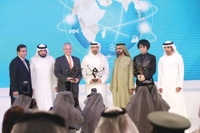 سمو الشيخ محمد بن راشد مع الفائزين بجائزة المعرفة