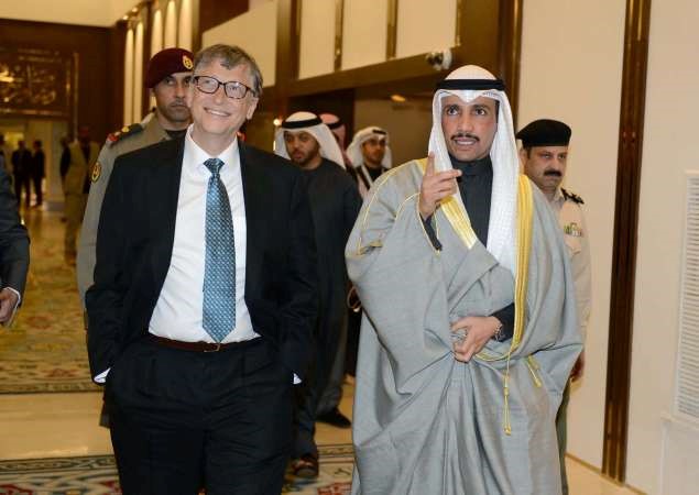 الرئيس الغانم يتحدث مع بيل غيتس عن مسيرة العمل الديموقراطي في الكويت﻿