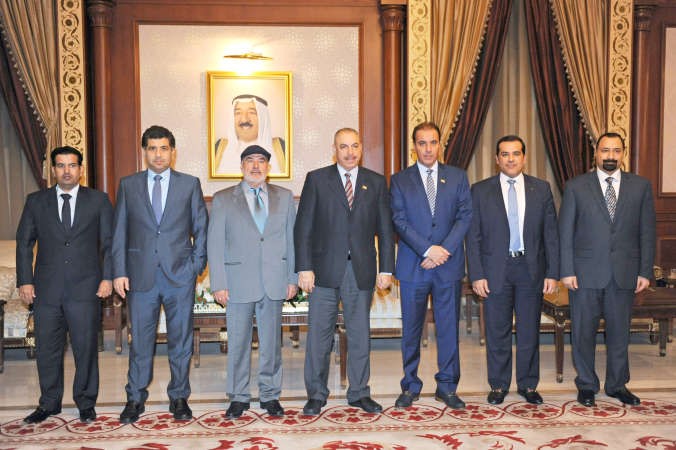 ماضي الهاجري وفيصل الشايع وصالح عاشور ود عودة الرويعي وسيف العازمي مع مشعل العنزي قبيل مغادرتهم الى كمبوديا﻿