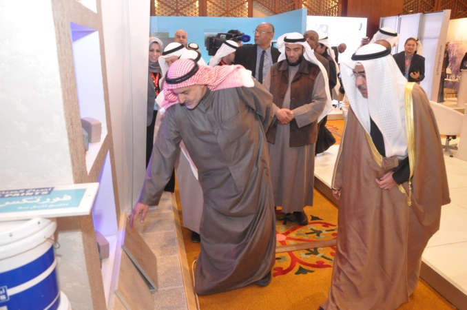 الوقيان متفقدا المعروضات احمد علي