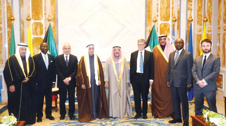 صاحب السمو الامير الشيخ صباح الاحمد مستقبلا الشيخ صباح الخالد ووليام هنري غيتس واعضاء مجلس امناء جائزة عبدالرحمن السميط للتنمية الافريقية
