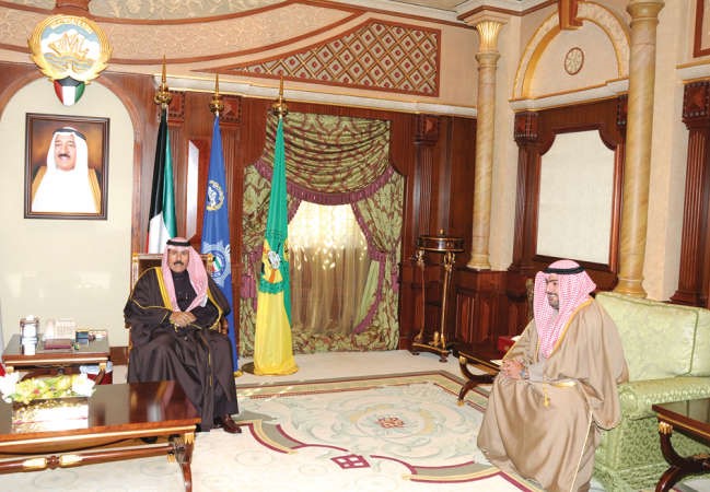 سمو ولي العهد الشيخ نواف الاحمد مستقبلا الشيخ ثامر العلي