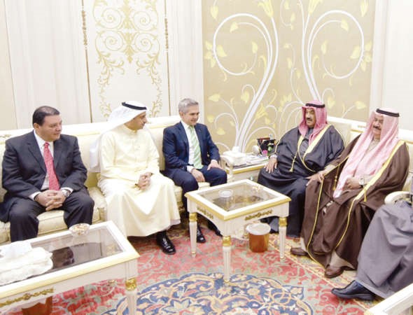 سمو الشيخ ناصر المحمد مستقبلا د ميغيل بحضور محافظ العاصمة الفريق م ثابت المهنا