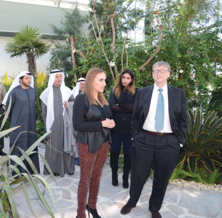 وليام هنري غيتس خلال زيارة حديقة الزهور بقصر بيان ويبدو ديوسف الابراهيم وعدد من مرافقيه