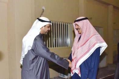 الشيخ محمد الخالد مصافحا الشيخ محمد العبدالله﻿