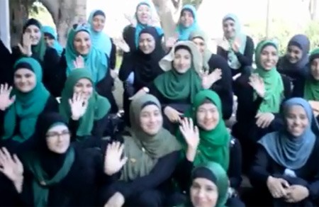 بالفيديو.. مسلمات يوزعن الآيات القرآنية والأحاديث النبوية في شوارع سيدني