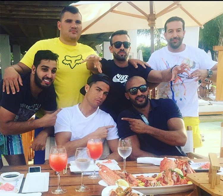 اتهامات الشذوذ الجنسي تلاحق كريستيانو رونالدو مع صديقه الملاكم المغربي
