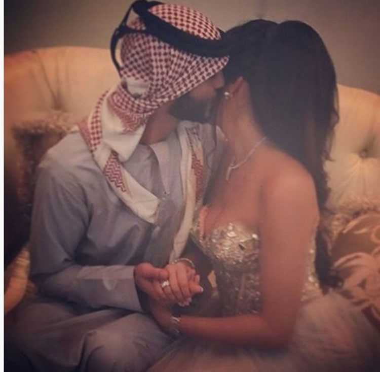 شاهد.. بعد إعلان زواجه.. وسيم الامارات ينشر صورة من غرفة نومه