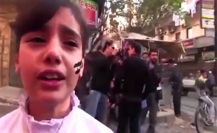 فيديو مؤلم.. قذيفة تسقط خلف طفلة سورية وهي تنشد أمام الكاميرا