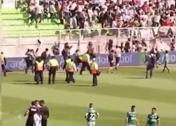 بالفيديو.. معركة بين المشجعين تعلق مباراة بطولة كرة قدم لنوادي الدرجة الأولى في تشيلي