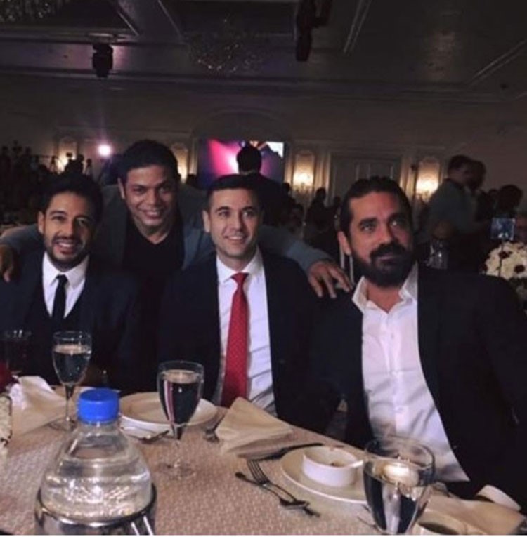 بالصور.. أحمد عز في لوك جديد