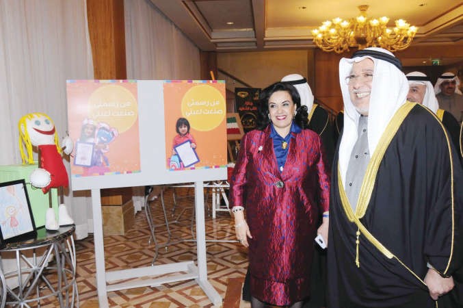 الشيخ علي الجراح وفاطمة الامير يتفقدان المعرض المصاحب