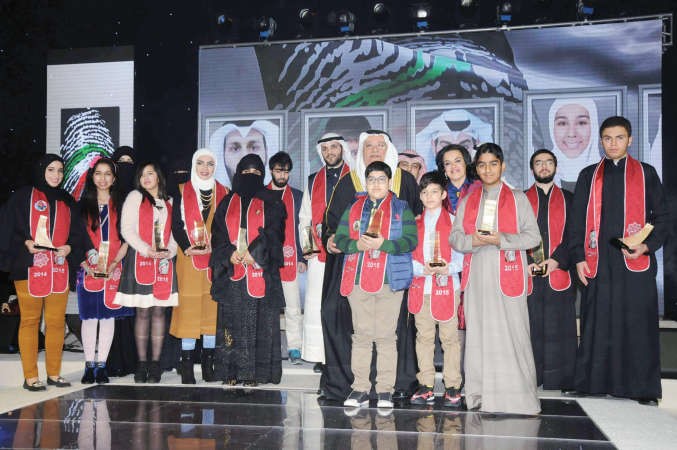 الجراح والامير يتوسطان ابناء الشهداء المكرمين 