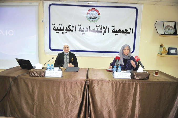 منى الدعاس وغادة الفارس خلال الندوة