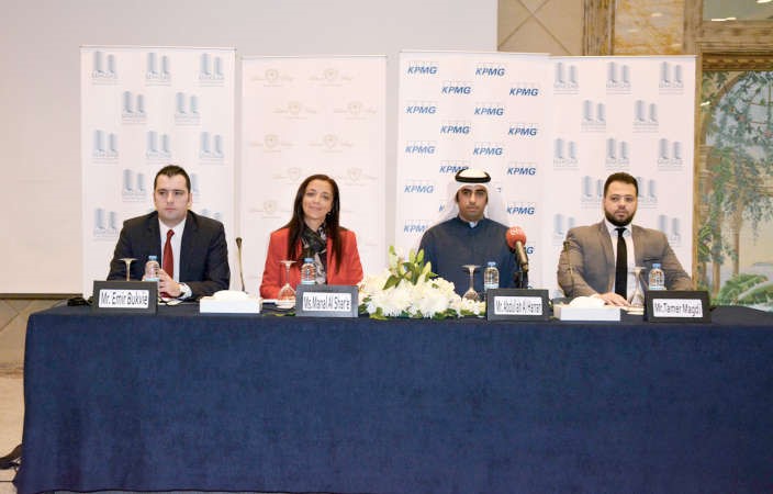 عبدالله الهران متوسطا المتحدثين في المؤتمر								ريليش كومار﻿