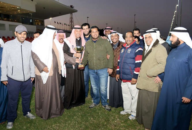 الشيخ عبدالله السلمان والشيخ صباح المبارك يتسلمان كاس الحساوي