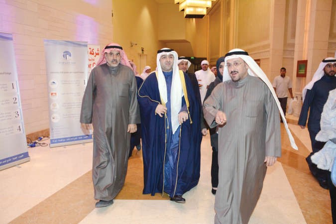 الوزير ياسر ابل خلال جولة في معرض الصناعات والبناء	 ريليش كومار ﻿